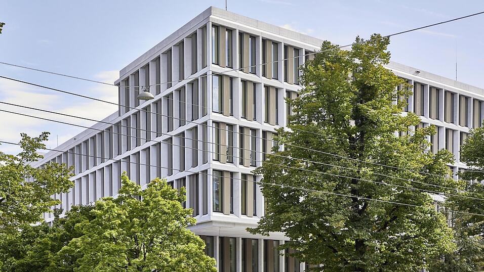 20.000 Quadratmeter Fassade aus 4.500 Einzelteilen produzierte und montierte die Wiesinger Firma Schindler am neuen Strafjustizzentrum in München, das im kommenden Jahr bezogen wird.