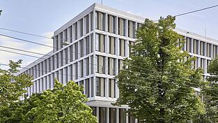 20.000 Quadratmeter Fassade aus 4.500 Einzelteilen produzierte und montierte die Wiesinger Firma Schindler am neuen Strafjustizzentrum in München, das im kommenden Jahr bezogen wird. 20.000 Quadratmeter Fassade aus 4.500 Einzelteilen produzierte und montierte die Wiesinger Firma Schindler am neuen Strafjustizzentrum in München, das im kommenden Jahr bezogen wird.