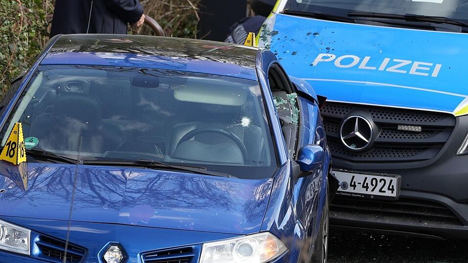 Das Auto steht zwischen zwei Polizeiautos und ist sichtlich besch&auml;digt.