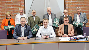 Neubeginn und Abschied: Schwarzachs Bürgermeister Georg Edbauer (vorne M.) ist als Vorsitzender im Amt bestätigt worden, Stellvertreter sind Christian Dobmeier (Mallersdorf-Pfaffenberg, vorne l.) und Matthias Fischer (Kirchroth, vorne r.). Hinten die ausgeschiedenen Bürgermeister (v. l.) Barbara Unger, Anton Piermeier, Christian Hirtreiter, Hubert Ammer, Ludwig Ettl und Wolfgang Zirngibl Neubeginn und Abschied: Schwarzachs Bürgermeister Georg Edbauer (vorne M.) ist als Vorsitzender im Amt bestätigt worden, Stellvertreter sind Christian Dobmeier (Mallersdorf-Pfaffenberg, vorne l.) und Matthias Fischer (Kirchroth, vorne r.). Hinten die ausgeschiedenen Bürgermeister (v. l.) Barbara Unger, Anton Piermeier, Christian Hirtreiter, Hubert Ammer, Ludwig Ettl und Wolfgang Zirngibl