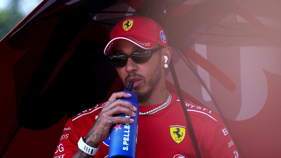 Lewis Hamilton &auml;rgerte sich erneut &uuml;ber die Ferrari-Strategie.