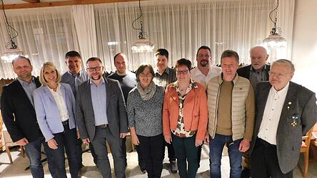 Die Vorstandschaft des CSU-Ortsverbandes mit Bezirkstagskandidatin Renate Wasmeier (2. v. l.): Bürgermeister Michael Reitberger (v. l.), Michael Oswald jr., Vorsitzender Georg Klein, Sebastian Lemberger, Maria Gruber, Alexander Barth, Antonia Geiger, Thomas Wurm, Ludwig Hüttinger, Peter Gruber und Gerard Lallinger.