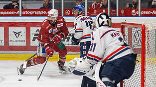 Abbott Girduckis (in Rot) wird k&uuml;nftig nicht mehr f&uuml;r die Eisb&auml;ren Regensburg st&uuml;rmen.