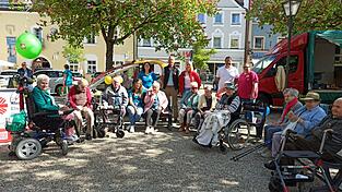 Markus Quappik, Leiter des Elisabethenheims in Viechtach (Mitte), machte mit Mitarbeitern und Heimbewohnern auf das Thema Pflege aufmerksam. Markus Quappik, Leiter des Elisabethenheims in Viechtach (Mitte), machte mit Mitarbeitern und Heimbewohnern auf das Thema Pflege aufmerksam.