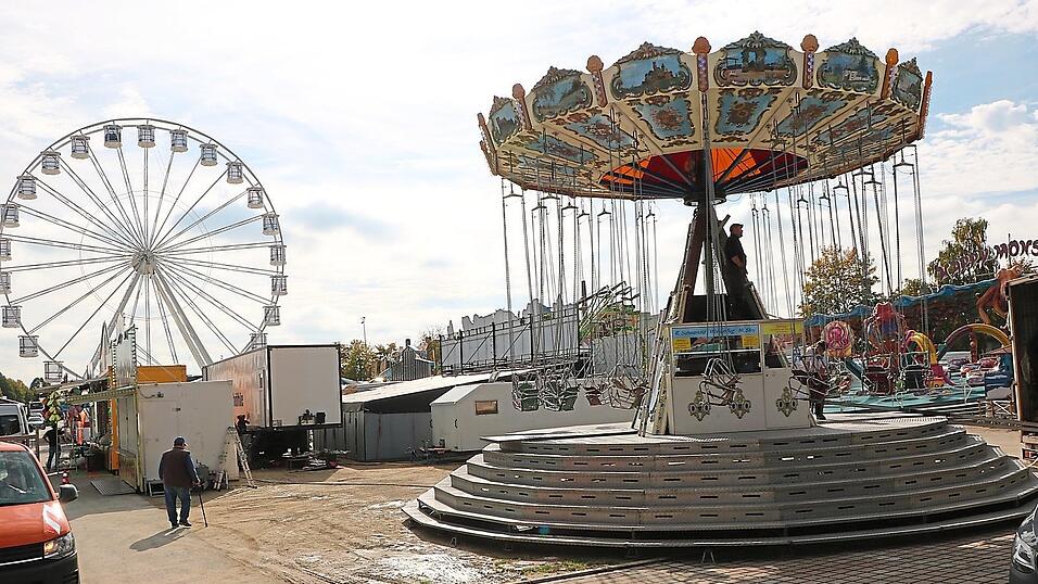 Ab heute Abend geht es im wahrsten Sinne des Wortes wieder rund bei den Fahrgeschäften auf dem Gallimarkt. Riesenrad, Kettenkarussell und Happy Monster (v. l.) freuen sich auf viele Fahrgäste. Ab heute Abend geht es im wahrsten Sinne des Wortes wieder rund bei den Fahrgeschäften auf dem Gallimarkt. Riesenrad, Kettenkarussell und Happy Monster (v. l.) freuen sich auf viele Fahrgäste.