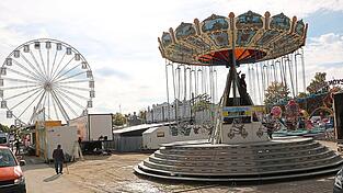 Ab heute Abend geht es im wahrsten Sinne des Wortes wieder rund bei den Fahrgeschäften auf dem Gallimarkt. Riesenrad, Kettenkarussell und Happy Monster (v. l.) freuen sich auf viele Fahrgäste.