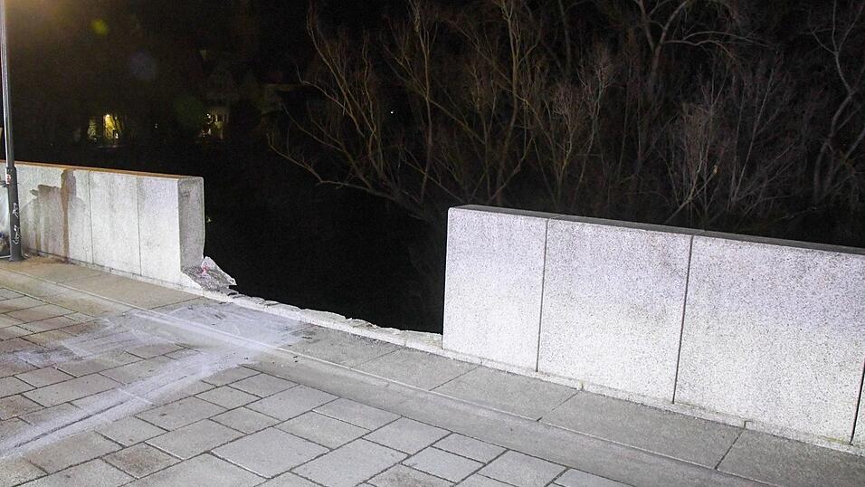 Der VW-Bus blieb im Geländer der Steinernen Brücke stecken. Der VW-Bus blieb im Geländer der Steinernen Brücke stecken.