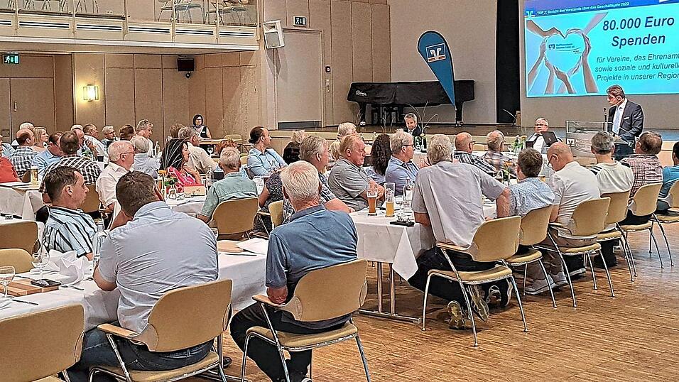 Vorstandsvorsitzender Reinhard Paulus konnte unter anderem berichten, dass das Ehrenamt der Region im vergangenen Jahr mit 80.000 Euro gefördert wurde. Vorstandsvorsitzender Reinhard Paulus konnte unter anderem berichten, dass das Ehrenamt der Region im vergangenen Jahr mit 80.000 Euro gefördert wurde.