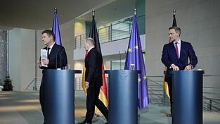 Schon beim Haushalt 2024 taten sich Bundeskanzler Olaf Scholz (M.), Finanzminister Christian Lindner und Wirtschaftsminister Robert Habeck mit einer Einigung schwer. Schon beim Haushalt 2024 taten sich Bundeskanzler Olaf Scholz (M.), Finanzminister Christian Lindner und Wirtschaftsminister Robert Habeck mit einer Einigung schwer.