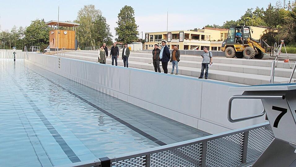 Das 50-Meter-Schwimmerbecken aus Edelstahl f&uuml;llt sich langsam mit Wasser.
