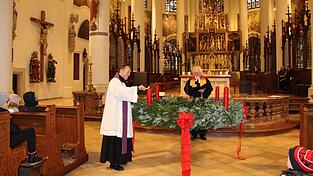„Jeder kann mit seinen Begabungen der Welt ein Licht bringen“, war sich Pfarrer Hasso von Winning (rechts) sicher, als er am Mittwoch gemeinsam mit Pater Martin Müller einen Gottesdienst zum Internationalen Tag für Menschen mit Behinderung feierte. „Jeder kann mit seinen Begabungen der Welt ein Licht bringen“, war sich Pfarrer Hasso von Winning (rechts) sicher, als er am Mittwoch gemeinsam mit Pater Martin Müller einen Gottesdienst zum Internationalen Tag für Menschen mit Behinderung feierte.