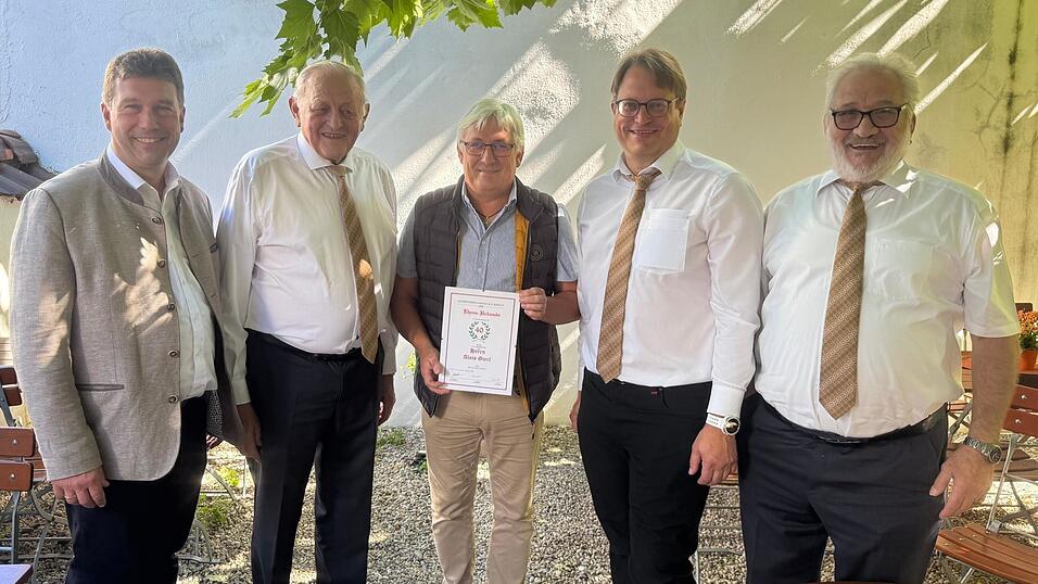 Bürgermeister Martin Aigner (v. l.), 2. Vorsitzender Altbürgermeister Josef Brunner, Vorsitzender Martin Wurster und Walter Bosin ehrten Alois Gierl für langjährige Mitgliedschaft. Bürgermeister Martin Aigner (v. l.), 2. Vorsitzender Altbürgermeister Josef Brunner, Vorsitzender Martin Wurster und Walter Bosin ehrten Alois Gierl für langjährige Mitgliedschaft.