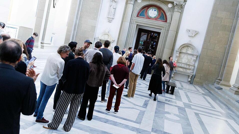 450 Tickets waren f&uuml;r die Signieraktion verkauft worden.