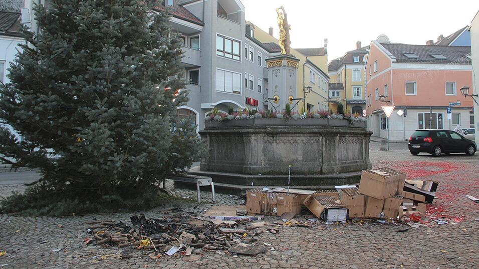 Auch am Sebastianiplatz musste die Feuerwehr brennende Feuerwerksk&ouml;rper l&ouml;schen.