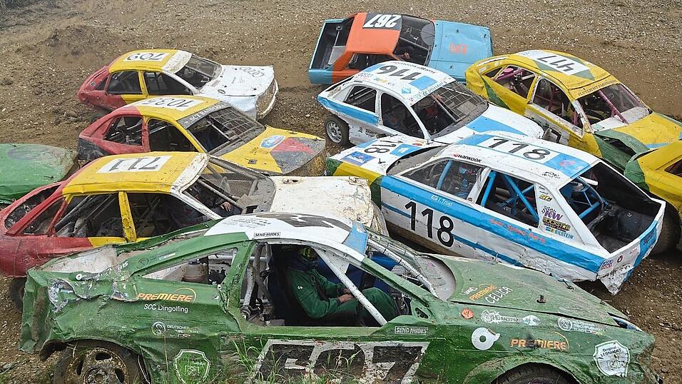 Materialschlacht und Adrenalin pur: Stock-Car-Rennen in Formvollendung. Materialschlacht und Adrenalin pur: Stock-Car-Rennen in Formvollendung.