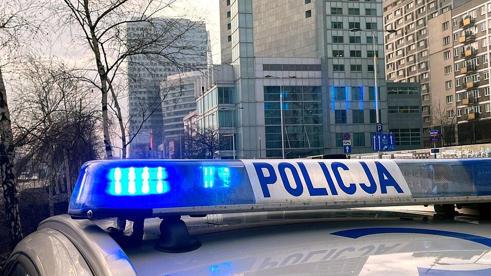 Ein Streifenwagen der polnischen Polizei (Policja) steht auf einer Straße. (Symbolbild) Ein Streifenwagen der polnischen Polizei (Policja) steht auf einer Straße. (Symbolbild)