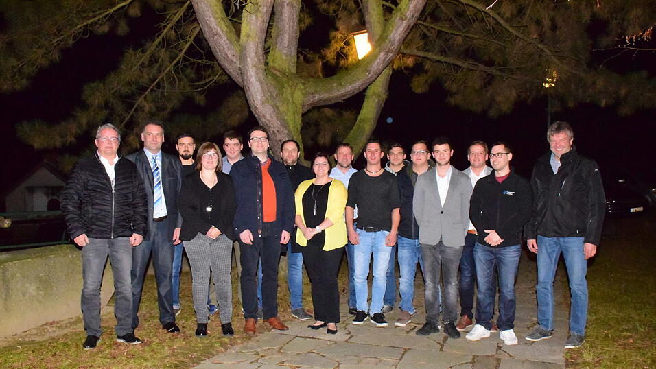 Die Landunion Rötz machte den Vorreiter und präsentierte am Mittwoch ihre Listenkandidaten und den Bewerber für das Bürgermeisteramt, Dr. Stefan Spindler (Sechster von links), für die Kommunalwahl am 15. März 2020. Die Landunion Rötz machte den Vorreiter und präsentierte am Mittwoch ihre Listenkandidaten und den Bewerber für das Bürgermeisteramt, Dr. Stefan Spindler (Sechster von links), für die Kommunalwahl am 15. März 2020.