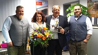 Alois und Sandra Schmid bewiesen Unternehmermut. Mit den Söhnen Philipp und Jonas sind die Weichen für die Zukunft gestellt. Alois und Sandra Schmid bewiesen Unternehmermut. Mit den Söhnen Philipp und Jonas sind die Weichen für die Zukunft gestellt.