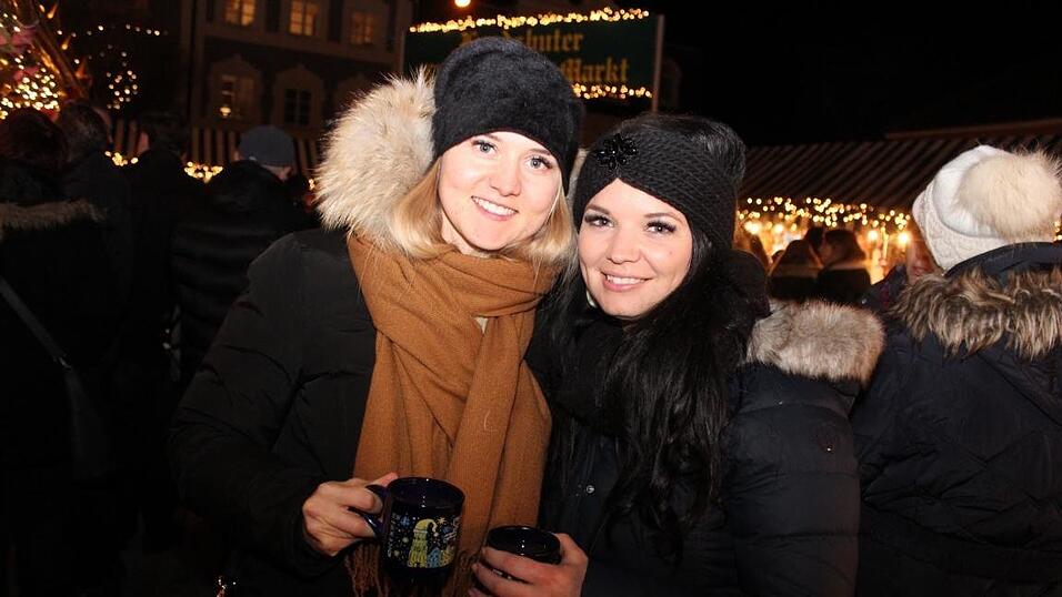 Die Perchtengruppe 'Frisinger Fratz'n' trat am Mittwochabend auf dem Landshuter Christkindlmarkt auf. Die Perchtengruppe 'Frisinger Fratz'n' trat am Mittwochabend auf dem Landshuter Christkindlmarkt auf.