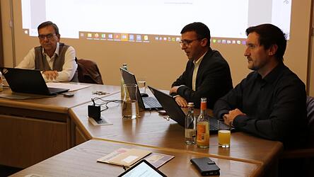 B&uuml;rgermeister Franz Wittmann (v.l.) K&auml;mmerer Matthias Wittmann und Gesch&auml;ftsf&uuml;hrer Markus Jungwirth.