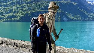Der Weg ist das Ziel: Max Wasl auf dem Jakobsweg, hier bei einer kurzen Rast an der Holzstatue am Brienzersee (Schweiz). Der Weg ist das Ziel: Max Wasl auf dem Jakobsweg, hier bei einer kurzen Rast an der Holzstatue am Brienzersee (Schweiz).