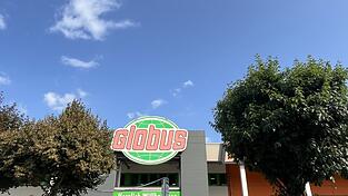 Auch im Globus-Markt in Plattling bleiben seit kurzer Zeit vereinzelt Regale leer.
