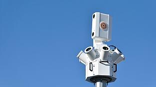 Die 360-Grad-Kameras des Systems erkennen Vögel in einem Umkreis von 1.300 Metern um die Windräder. Die 360-Grad-Kameras des Systems erkennen Vögel in einem Umkreis von 1.300 Metern um die Windräder.