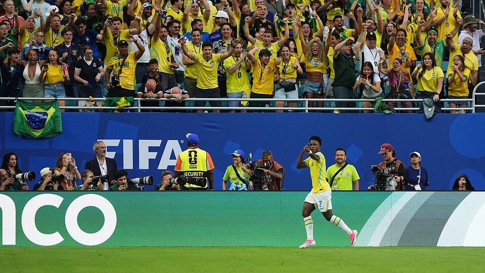 Mann des Spiels: Vin&iacute;cius J&uacute;nior l&auml;sst sich von den brasilianischen Fans f&uuml;r sein zweites Tor gegen Schottland feiern.