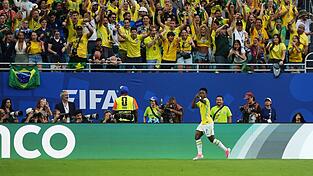 Mann des Spiels: Vin&iacute;cius J&uacute;nior l&auml;sst sich von den brasilianischen Fans f&uuml;r sein zweites Tor gegen Schottland feiern.