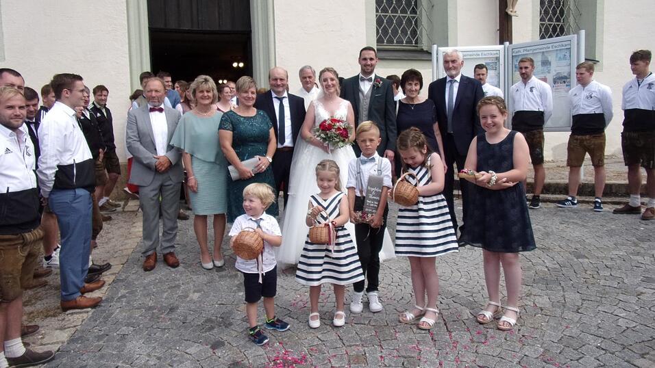 Nach dem Auszug aus der Kirche wartete ein langes Spalier auf die Brautleute. Nach dem Auszug aus der Kirche wartete ein langes Spalier auf die Brautleute.