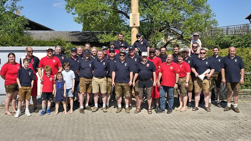 Die Gerzener Feuerwehr stellte am 1. Mai am Feuerwehrgerätehaus den Maibaum aufgestellt. Am Vorabend bewachten die Feuerwehrkameraden den von der Firma Josef Dechantsreiter gestifteten Baum die ganze Nacht über. Hierzu fanden sich auch Freunde der Feuerwehr ein, die in gemütlicher Runde bis in die Morgenstunden bei der Maibaumwache ausharrten. Stehlversuche gab es keine. Die Gerzener Feuerwehr stellte am 1. Mai am Feuerwehrgerätehaus den Maibaum aufgestellt. Am Vorabend bewachten die Feuerwehrkameraden den von der Firma Josef Dechantsreiter gestifteten Baum die ganze Nacht über. Hierzu fanden sich auch Freunde der Feuerwehr ein, die in gemütlicher Runde bis in die Morgenstunden bei der Maibaumwache ausharrten. Stehlversuche gab es keine.