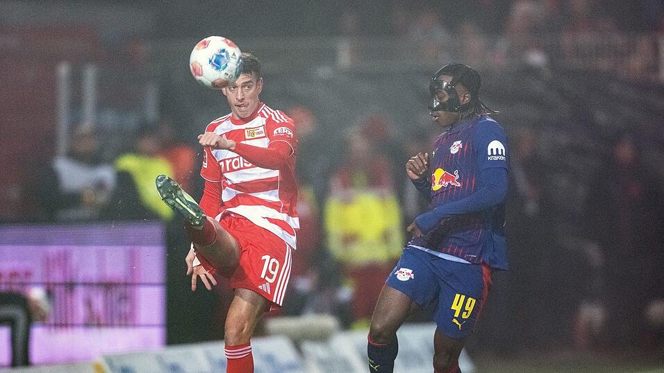 Yan Diomande (r) von RB Leipzig hatte früh die Chance zur Führung. Yan Diomande (r) von RB Leipzig hatte früh die Chance zur Führung.