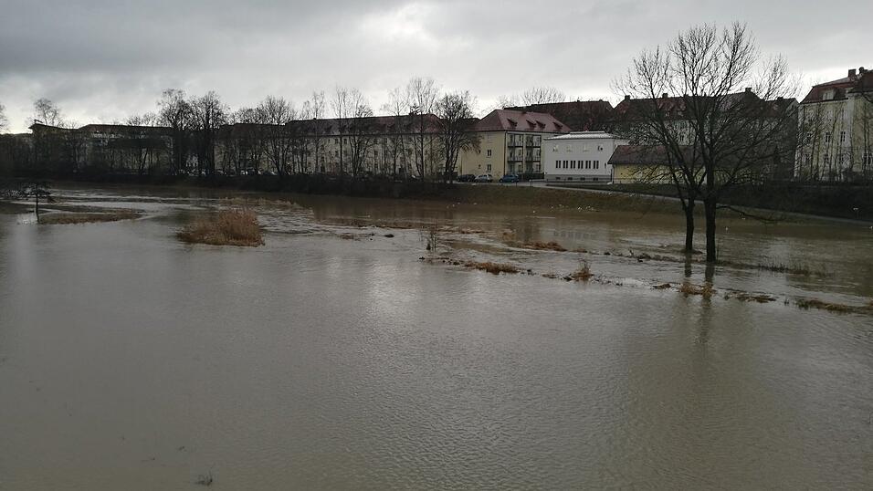 Die Flutmulde ist gesperrt, weil die Pfettrach &uuml;ber die Ufer getreten ist.