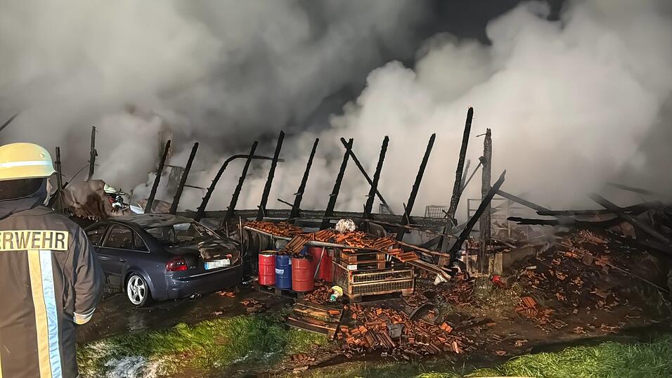 Die Scheune sei beim Brand komplett zerstört worden.