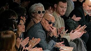 Meryl Streep taucht in Mailand bei der Schau von Dolce & Gabbana auf, mit Stanley Tucci (ebenfalls mit Sonnenbrille) an ihrer Seite.