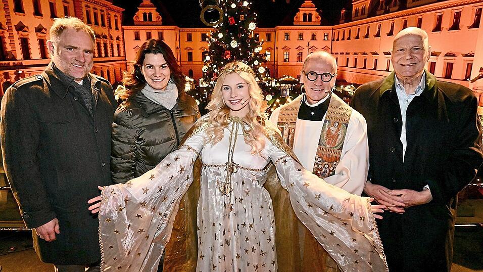 Bei der Eröffnung: (von links) Peter Aumer, Tanja Schweiger, Christkind Laura, Roman Gerl und Peter Kittel.