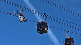 Ein Rettungshubschrauber brachte die schwer verletzte Skifahrerin ins Krankenhaus. (Symbolbild)
