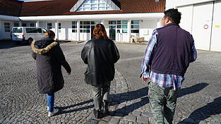 W&auml;hrend der Reportage hat unser Autor einen Patienten und dessen zwei Pflegerinnen beim Freigang aus dem BKH Straubing begleitet.