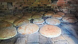 Den Brotbackofen hat Bauer mit Fichtenholz angeheizt.
