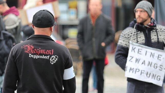 Ein Mitglied des 'Regiment Deggendorf' bei einer Demo. Der Angeklagte soll Kontakte zu der Gruppierung gehabt haben.