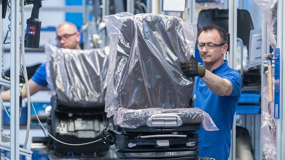 Grammer schleppt sich zuletzt von Krise zu Krise. Coronakrise, Chipkrise, Energiekrise. Nun die gleichzeitige Krise der Auto- und Bauindustrie, von der Grammer damit in seinen Geschäftsbereichen getroffen wird. Grammer schleppt sich zuletzt von Krise zu Krise. Coronakrise, Chipkrise, Energiekrise. Nun die gleichzeitige Krise der Auto- und Bauindustrie, von der Grammer damit in seinen Geschäftsbereichen getroffen wird.