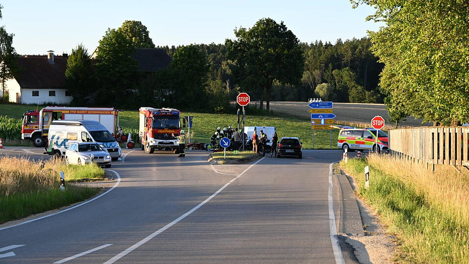 Am Unfall auf der B299 ist ein Motorradfahrer beteiligt. Am Unfall auf der B299 ist ein Motorradfahrer beteiligt.