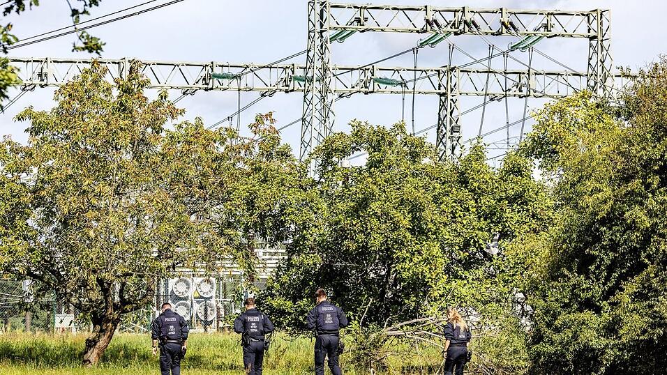 In S&uuml;dbrandenburg durchk&auml;mmen Polizisten die Umgebung des Umspannwerks.