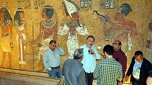 Seit langem suchen Forscher in &Auml;gypten nach dem Grab der legend&auml;ren K&ouml;nigin Nofretete. Doch die Pharaonen-Gattin, deren Name 'Die Sch&ouml;ne ist gekommen' bedeutet, bleibt verschollen.