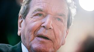 Die bedingungslose Vollversorgung der Altkanzler - etwa für Gerhard Schröder (Bild) -muss der Vergangenheit angehören, kommentiert unser Autor.