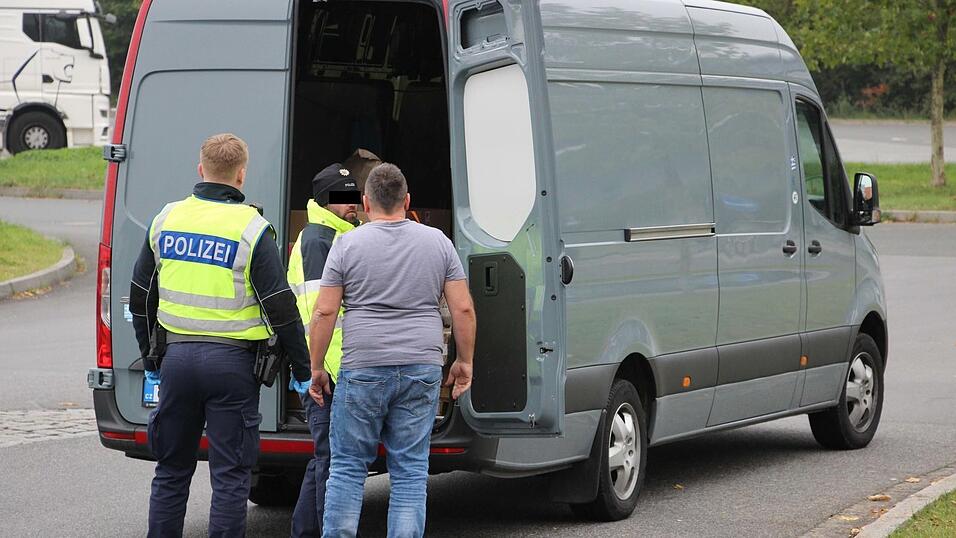 Schleuserkontrollen, aufgegriffene Migranten, erkennungsdienstliche Behandlungen auf dem Revier: Szenen wie diese gehören für Ostbayerns Polizisten derzeit vielerorts zum Alltag. Schleuserkontrollen, aufgegriffene Migranten, erkennungsdienstliche Behandlungen auf dem Revier: Szenen wie diese gehören für Ostbayerns Polizisten derzeit vielerorts zum Alltag.