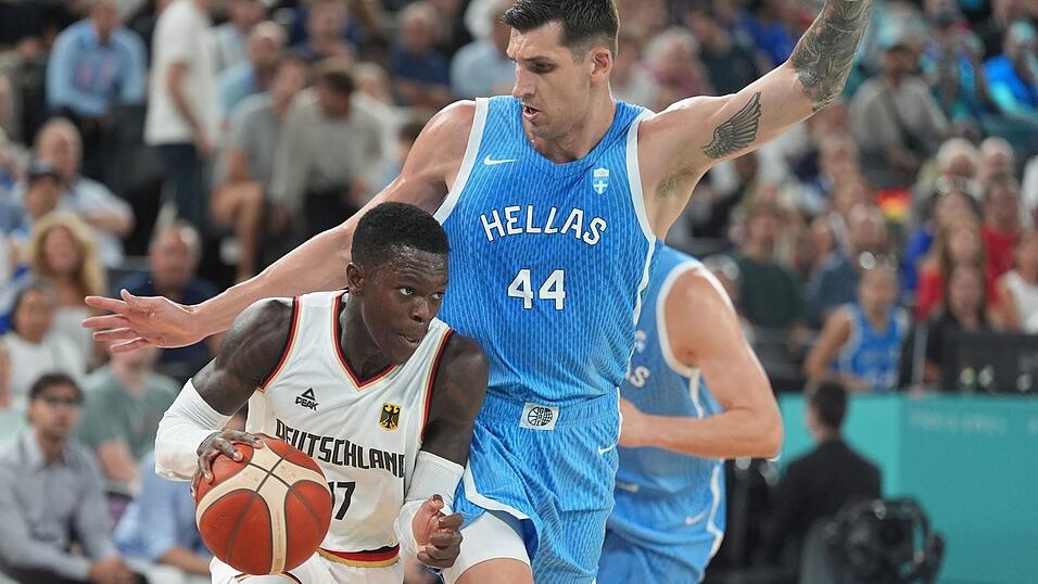 Dennis Schr&ouml;der (l.) und die deutschen Basketballer stehen bei Olympia im Halbfinale.