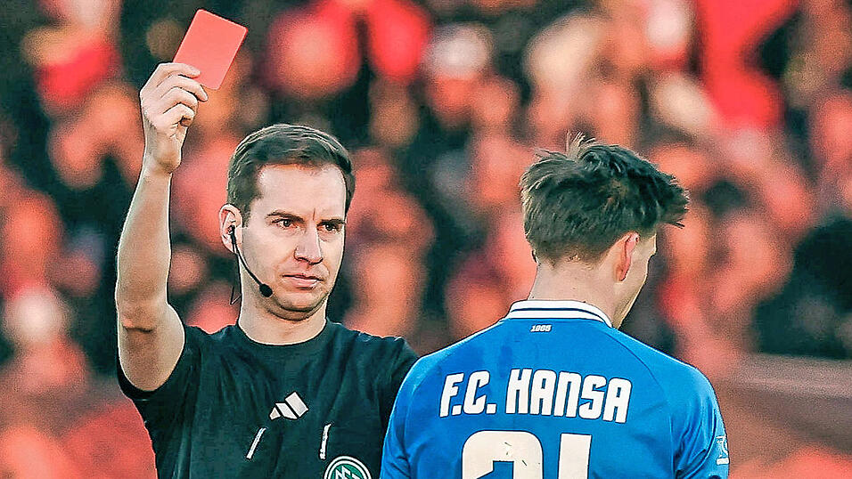 Rote Karte für Anfeindungen: Martin Speckner muss auf dem Platz harte Entscheidungen treffen - wie hier den Platzverweis gegen Hansa Rostocks Alexander Rossipal. Mit Kritik müsse man umgehen können, sagt der Schiedsrichter, Drohungen seien aber inakzeptabel. Rote Karte für Anfeindungen: Martin Speckner muss auf dem Platz harte Entscheidungen treffen - wie hier den Platzverweis gegen Hansa Rostocks Alexander Rossipal. Mit Kritik müsse man umgehen können, sagt der Schiedsrichter, Drohungen seien aber inakzeptabel.