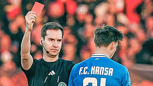 Rote Karte für Anfeindungen: Martin Speckner muss auf dem Platz harte Entscheidungen treffen - wie hier den Platzverweis gegen Hansa Rostocks Alexander Rossipal. Mit Kritik müsse man umgehen können, sagt der Schiedsrichter, Drohungen seien aber inakzeptabel. Rote Karte für Anfeindungen: Martin Speckner muss auf dem Platz harte Entscheidungen treffen - wie hier den Platzverweis gegen Hansa Rostocks Alexander Rossipal. Mit Kritik müsse man umgehen können, sagt der Schiedsrichter, Drohungen seien aber inakzeptabel.