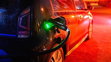 Nach der Streichung der Elektroauto-Kaufprämie Ende 2023 brachen die Verkaufszahlen von Elektrofahrzeugen an private Autofahrer ein; diese Phase ist laut HUK Coburg beendet. (Symbolbild)